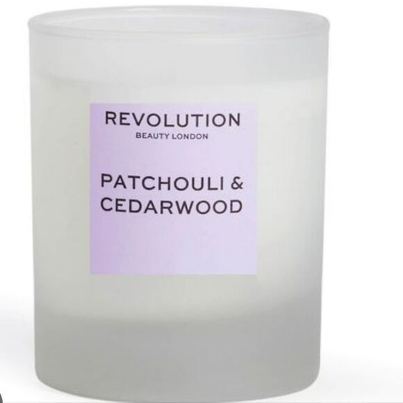 Revolution Beauty Patchouli & Cedarwood Scented Candle - Picture 4 of 6